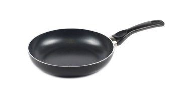 Metal siyah kızartma tavası beyaz arkaplan üzerinde izole edilmiş çubuksuz kaplama bileşimi ile