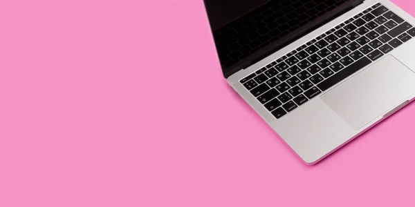 Ofis renkli masadan yüksek açılı görünüm. Dizüstü bilgisayarı ve üst görünümü olan uzay tablosunu kopyala