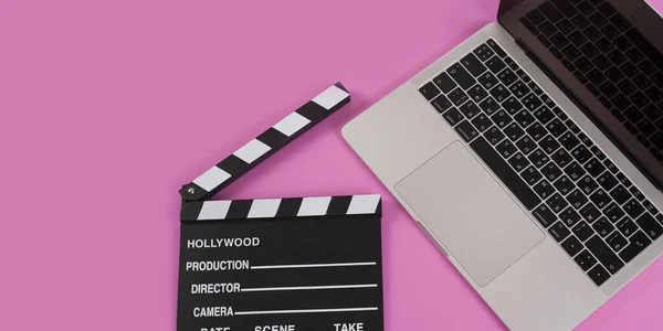 Mesa Escritório Beleza Com Notebook Laptop Caneta Aba Fundo Rosa — Fotografia de Stock