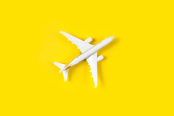 Model Samolotu Pasażerskiego Żółtym Tle Koncepcja Płaskiej Podróży Lay Przestrzeń — Zdjęcie stockowe
