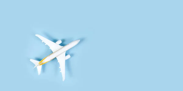 Model Samolotu Pasażerskiego Niebieskim Tle Koncepcja Płaskiej Podróży Lay Przestrzeń — Zdjęcie stockowe