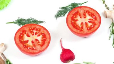 Beyaz arka planda çeşitli taze sebzeler