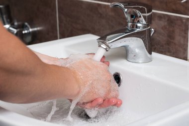 Musluğun altında ellerini yıkamak ya da sabunsuz musluk. Hijyen kavramı