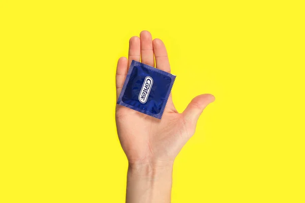 콘돔을 인간의 배경에 전하고 개념을 — 스톡 사진