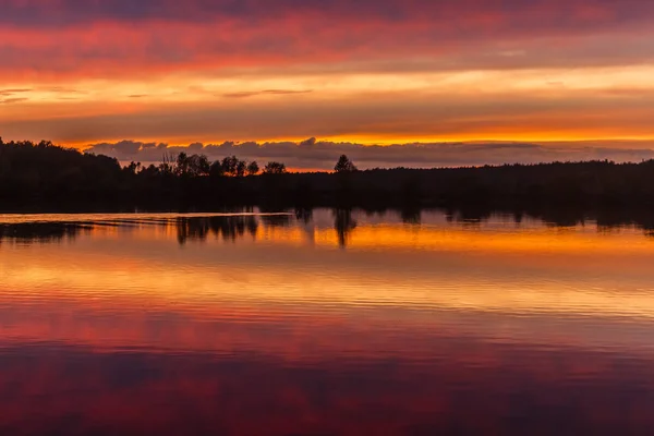 Gölde gün batımı. Kyiv. Ukrayna