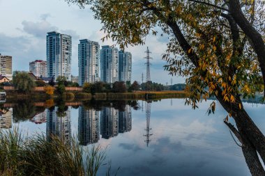 Gölde gün batımı. Kyiv. Ukrayna.