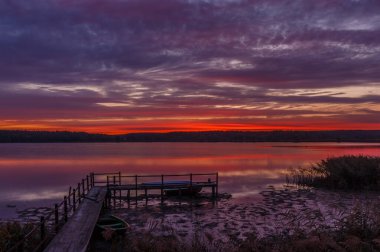 Gölde güzel bir gün doğumu. 10-12-2019 Kiev bölgesi. Ukrayna.