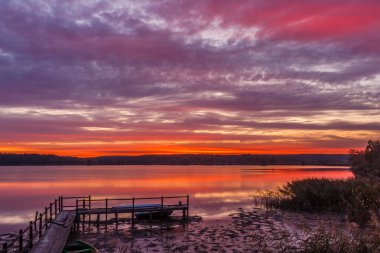 Gölde güzel bir gün doğumu. 10-12-2019 Kiev bölgesi. Ukrayna.