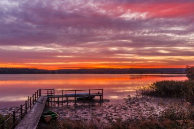 Gölde güzel bir gün doğumu. 10-12-2019 Kiev bölgesi. Ukrayna.