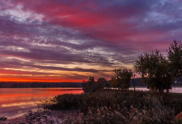 Beau lever de soleil sur le lac. 10 12 2019 Kiev region. Ukraine . — Photo