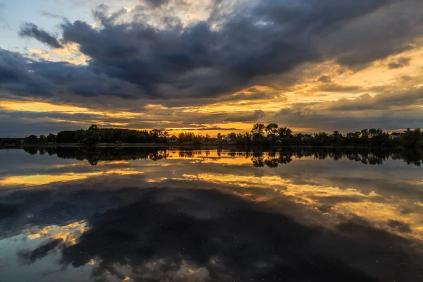 Puesta de sol en Ucrania. Región de Kiev. 31. 05. 2020 — Foto de Stock