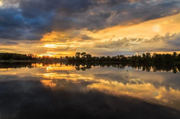 Puesta de sol en Ucrania. Región de Kiev. 31. 05. 2020 — Foto de Stock