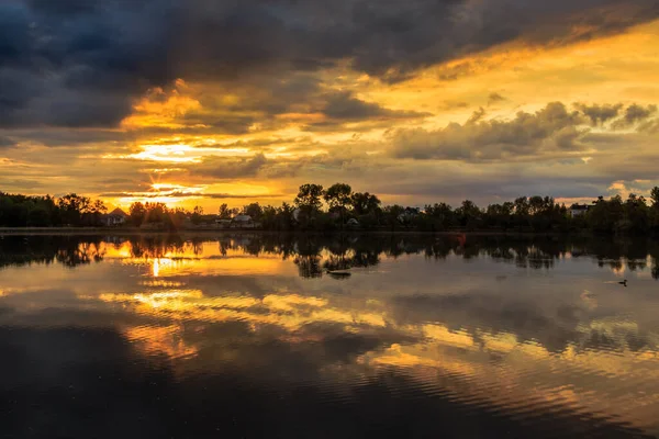 Puesta de sol en Ucrania. Región de Kiev. 31. 05. 2020 — Foto de Stock