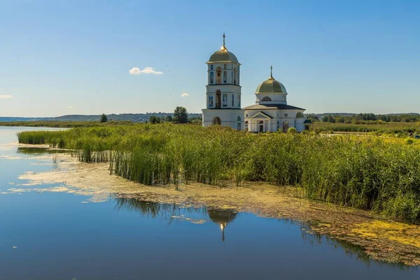 Su basmış kilise. Şekil değiştirme kilisesi. Kiev bölgesi. Ukrayna. 08 / 16 / 2020