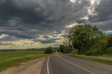 Muhteşem bulutlar. Ukrayna 'nın yolları. Yagotin. Kiev bölgesi, Ukrayna. 23 Ağustos 2020