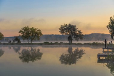 Gölde sabah sisiyle yürümek. Şafakta balık avlamak. Kiev bölgesi, Ukrayna. 20 Eylül 2020