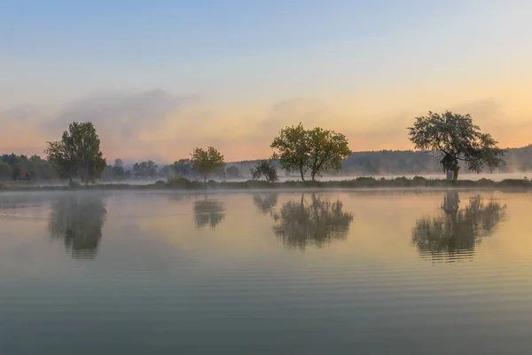 Περπάτα Την Πρωινή Ομίχλη Στη Λίμνη Ψάρεμα Την Αυγή Περιφέρεια — Φωτογραφία Αρχείου