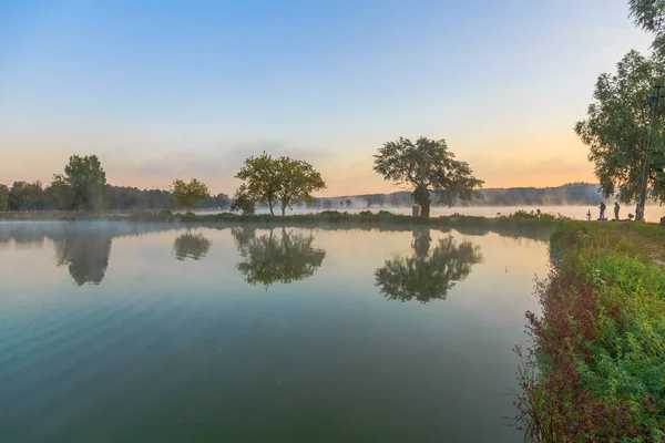 Περπάτα Την Πρωινή Ομίχλη Στη Λίμνη Ψάρεμα Την Αυγή Περιφέρεια — Φωτογραφία Αρχείου