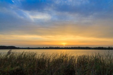 Gölde ılık sonbahar günbatımı. Boyarka kasabası. Kiev bölgesi. Ukrayna. 4 Eylül 2020