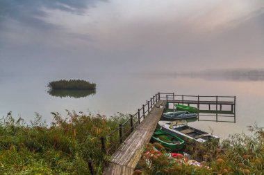 Sabah sisinde gölde yürü. Şafakta balık avlamak. Kiev bölgesi, Ukrayna. 10 Eylül 2020