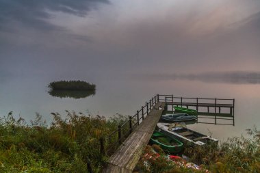 Sabah sisinde gölde yürü. Şafakta balık avlamak. Kiev bölgesi, Ukrayna. 10 Eylül 2020