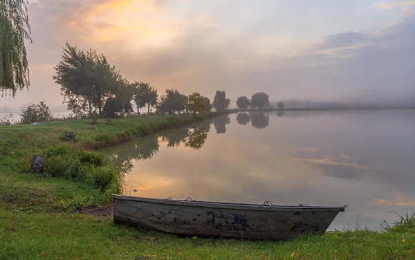 Promenade Sur Lac Dans Brouillard Matinal Pêche Aube Région Kiev — Photo