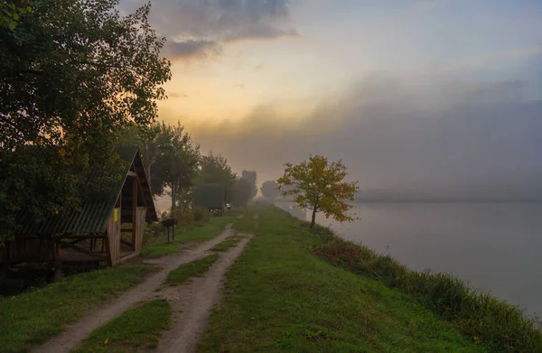 Περπάτα Στη Λίμνη Την Πρωινή Ομίχλη Ψάρεμα Την Αυγή Περιφέρεια — Φωτογραφία Αρχείου