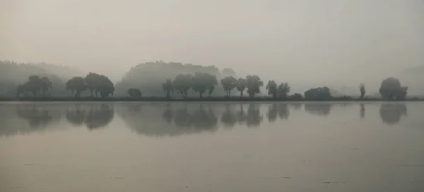 Περπάτα Στη Λίμνη Την Πρωινή Ομίχλη Ψάρεμα Την Αυγή Περιφέρεια — Φωτογραφία Αρχείου