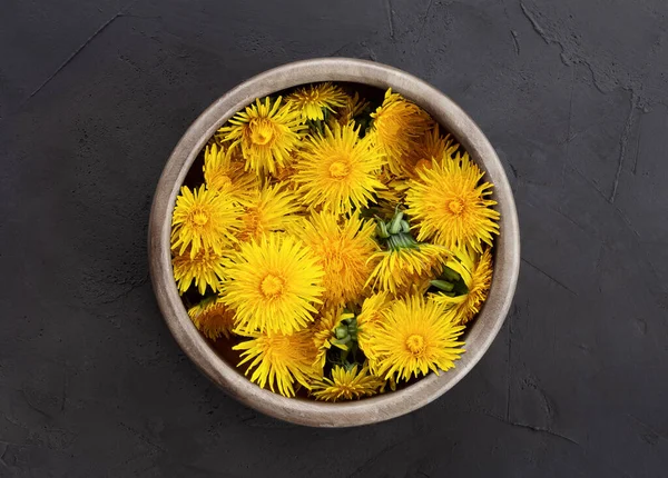 Dandelion Wooden Bowl Concrete Background Dandelion Culinary Herbal Medicine Fresh — Stock Photo, Image