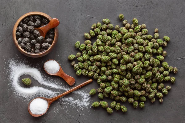 Junge Tannenzapfen Und Marmelade Auf Dunklem Hintergrund Grüne Zapfen Zucker — Stockfoto