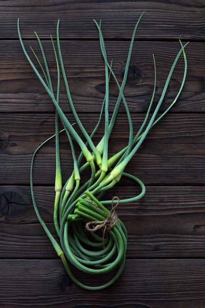 Garlic Arrows Dark Wooden Table Bunch Garlic Shoots Tied Rope — Stock Photo, Image