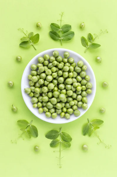 Frische Grüne Erbsen Auf Leuchtend Grünem Hintergrund Muster Aus Grünen — Stockfoto