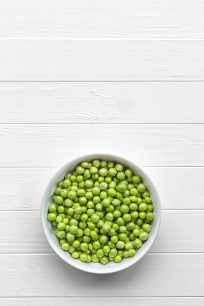 Grüne Erbsen Auf Einem Weißen Tisch Mit Kopierplatz Für Text — Stockfoto