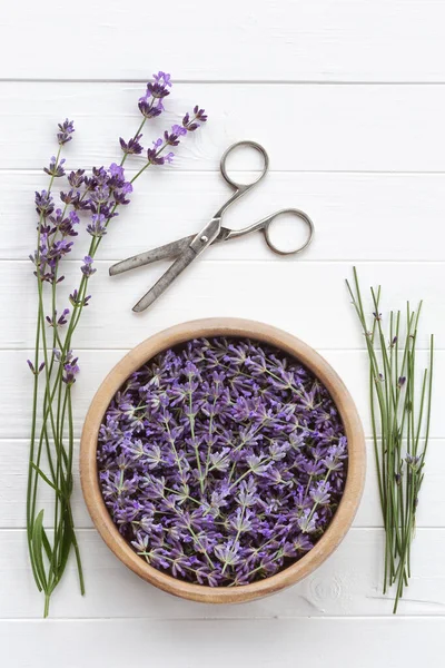Lavendel Een Witte Houten Tafel Het Proces Van Het Oogsten — Stockfoto