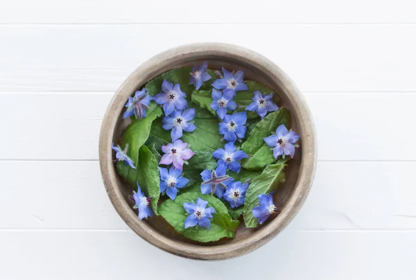 Borage Borretsch Πράσινα Φύλλα Και Μπλε Λουλούδι Ένα Ξύλινο Μπολ — Φωτογραφία Αρχείου