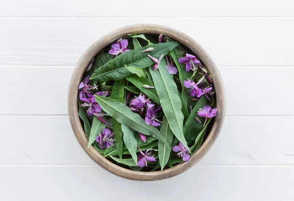 Feuerkraut Einer Hölzernen Schüssel Frisches Weidenkraut Mit Blättern Und Blüten — Stockfoto