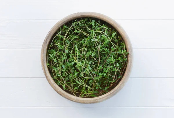 Green Thyme Bowl Wooden Boards Fresh Green Sprigs Thyme Garden — Stock Photo, Image