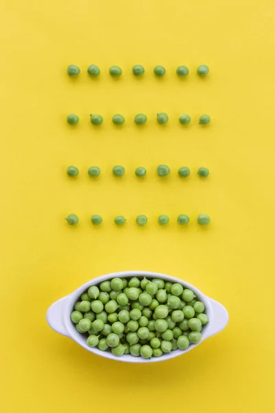 Frische Grüne Erbsen Auf Leuchtend Gelbem Hintergrund Kreatives Layout Mit — Stockfoto