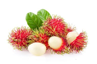 Rambutan, beyaz arka planda yaprağı olan lezzetli meyveler. tam alan derinliği