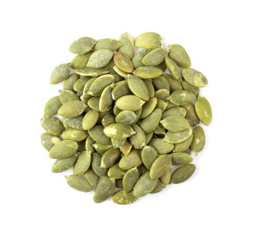 Beyaz arkaplanda izole edilmiş kabak tohumları