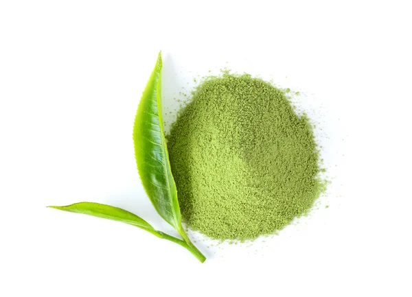 Hoja de té y té verde matcha aislado en polvo sobre fondo blanco . —  Fotos de Stock