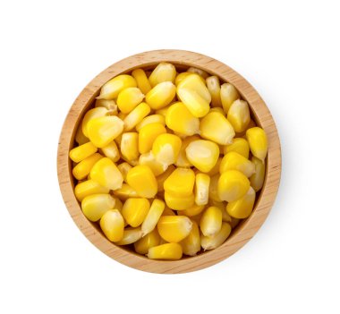 Tahta kasedeki mısır tohumları beyaz arka planda izole edilmiş. en üstteki görünüm