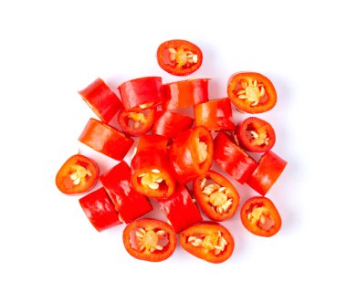 Kırmızı biberli dilimler beyaz arka planda izole edilmiş.