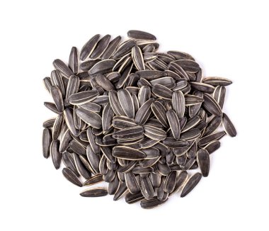 Beyaz arka planda izole edilmiş ayçiçeği tohumları. Üst görünüm