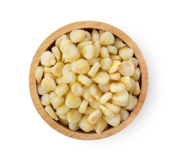 Maïs zaden in houten kom geïsoleerd op witte achtergrond. bovenaanzicht — Stockfoto