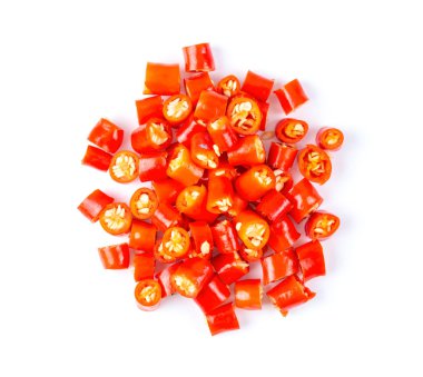 Kırmızı biberi dilimle beyaz arka planda izole et. en üstteki görünüm