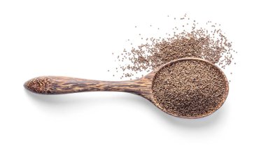 Beyaz arka planda izole edilmiş ahşap kaşıkta Perilla bitkisi tohumu. için