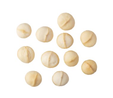 Soyulmuş Macadamia cevizi beyaz arka planda izole edilmiş. en üstteki görünüm