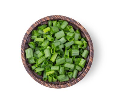 soğan dilim beyaz arka plan üzerinde ahşap kase. üstten görünüm