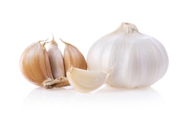 Beyaz arkaplanda sarımsak izole edilmiş.